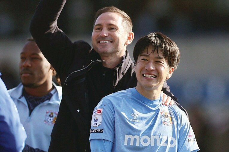 '25-'26シーズンのチャンピオンシップ優勝時。ランパード監督（左）は坂元について「タツのプレスのかけ方は、チームで一番だ」 ／ photograph by Getty Images