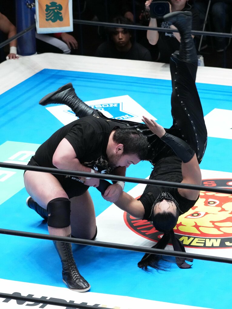 DOUKIを投げるウルフアロン。3月4日、後楽園ホール　©Essei Hara
