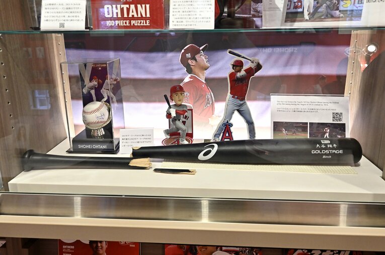 野球経験のある優介院長にとっては驚きだった、父の大谷への傾倒。今ではサインボールや折れたバットの価値を理解し、収集するまでに　©Takashi Shimizu