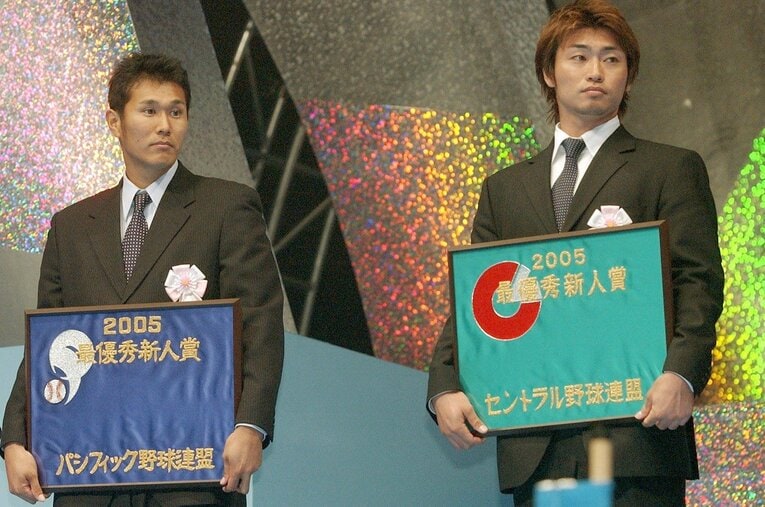 2005年のロッテ時代にはパ・リーグ新人王にも輝いた久保康友は43歳のいまもドイツで現役を続ける。右はセの新人王・青木宣親 ／ photograph by JIJI PRESS