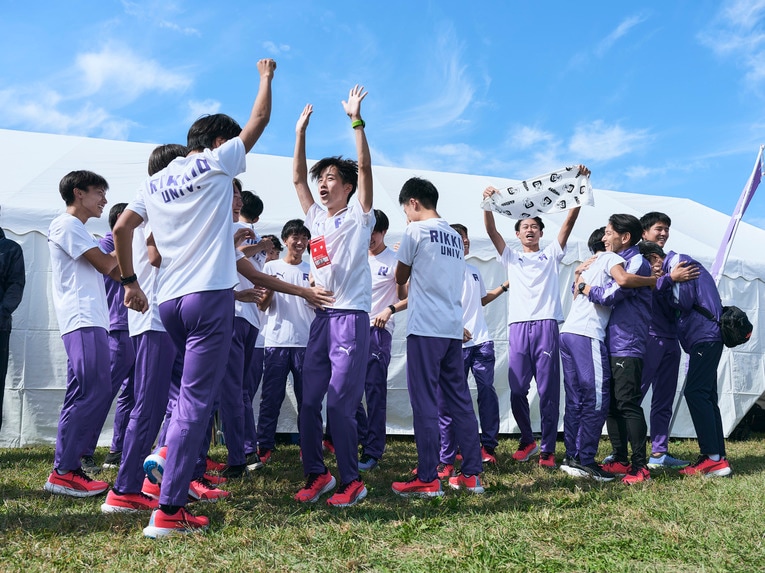 68歳の代理監督が周囲にもたれかかり…　©Yuki Suenaga