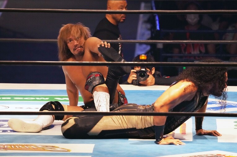 ヒクレオの足を攻める内藤哲也。8月10日、船橋アリーナ