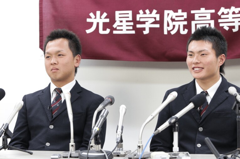 2012年10月25日、ドラフト会議。ロッテから3位指名を受けた光星学院高・田村龍弘（左）と阪神から2位指名を受けた北條史也 ／ photograph by Sankei Shimbun