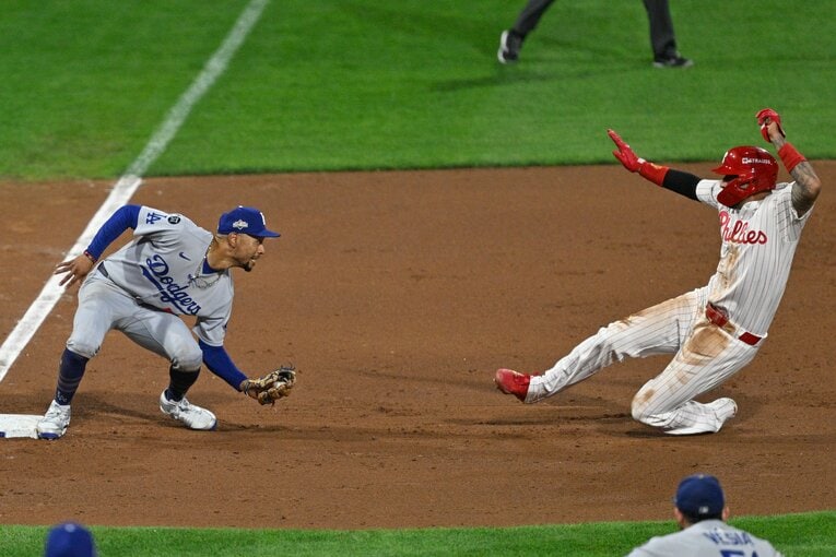 すばやく三塁にベースカバーに入ったベッツは、マンシーの送球を受けて悠々と走者カステラノスにタッチ　©︎AFLO