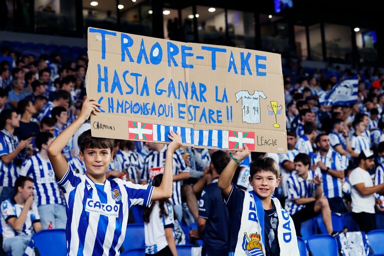 トラオレと久保が作る右サイドのホットラインに期待を寄せる子供サポーター　©Daisuke Nakashima