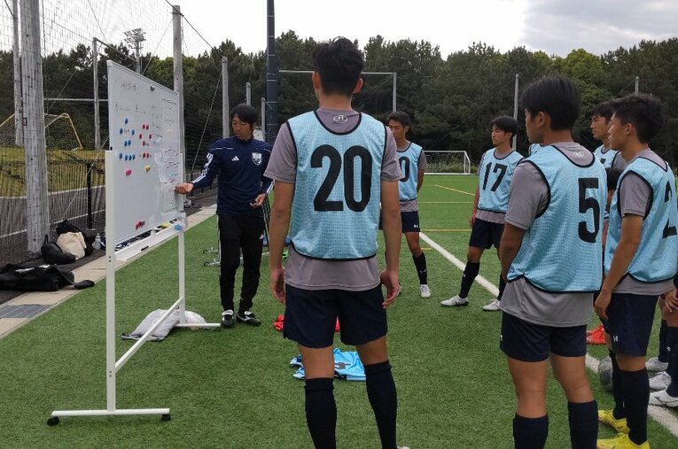 S級コーチ養成講習会で選手役の大学生たちを相手に指導実践を行う中村憲剛さん。受講生のひとりとして、日々多くの学びを得ているという ／ photograph by JFA