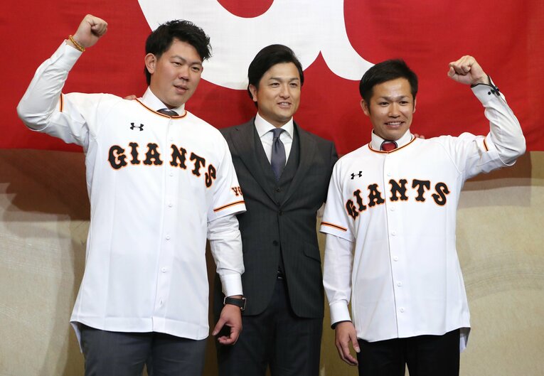 2016年12月、巨人移籍が決まった山口俊と高橋由伸監督、同じく巨人に入団した森福允彦 ©JIJI PRESS