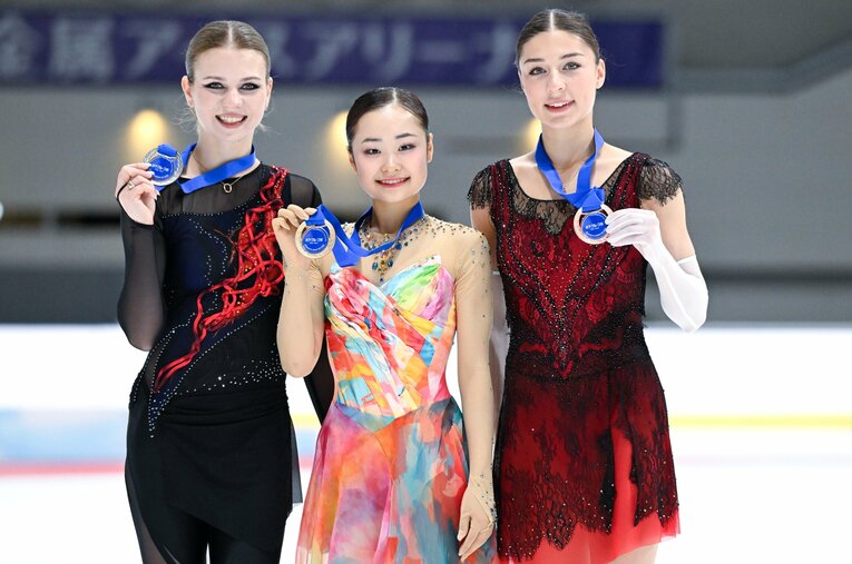 ロシアの選手が復帰した中で初のシニア国際大会を優勝を飾った島田麻央。（左から）銀メダルのイグナトワ、金メダルの島田、銅メダルのフロロワ ／ photograph by Asami Enomoto 