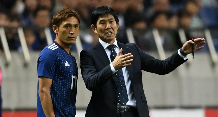 2018年ウルグアイ戦、森保一監督の指示を聞く青山敏弘　©︎Etsuo Hara/Getty Images​