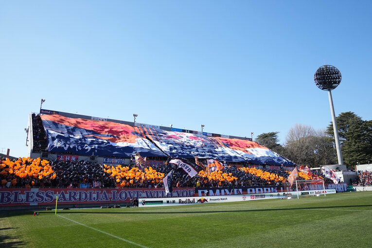 2月15日の開幕戦、ネイビーとオレンジに染まったNACK5スタジアム大宮のゴール裏　©Masashi Hara