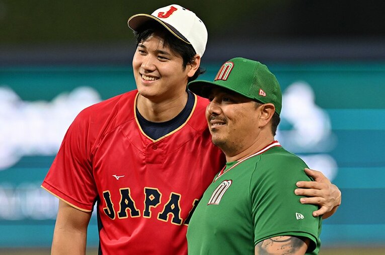 大谷翔平は試合前、メキシコのスタッフと笑顔で健闘を誓いあっていた ／ photograph by Naoya Sanuki