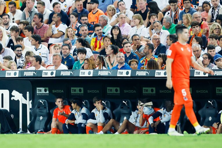 「久保建英が敵地の子供にユニをプレゼント！」“愛されすぎなタケ”の神対応…「お米がパリッと」バレンシア名物パエリアも食べて撮った(15)