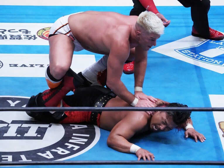 ザック・セイバーJr.と鷹木信悟による準決勝。8月17日、両国国技館　©Essei Hara