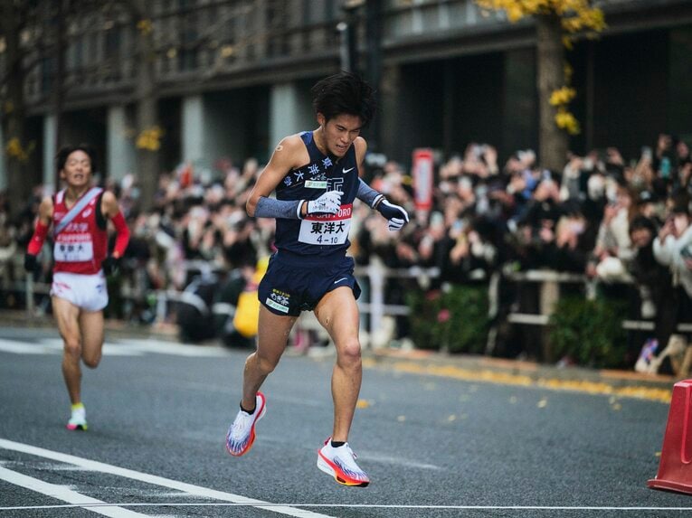 箱根では4校の熾烈なシード権争いのなか、9位でシードを死守した。写真はアンカーの薄根大河（新3年）　©Yuki Suenaga