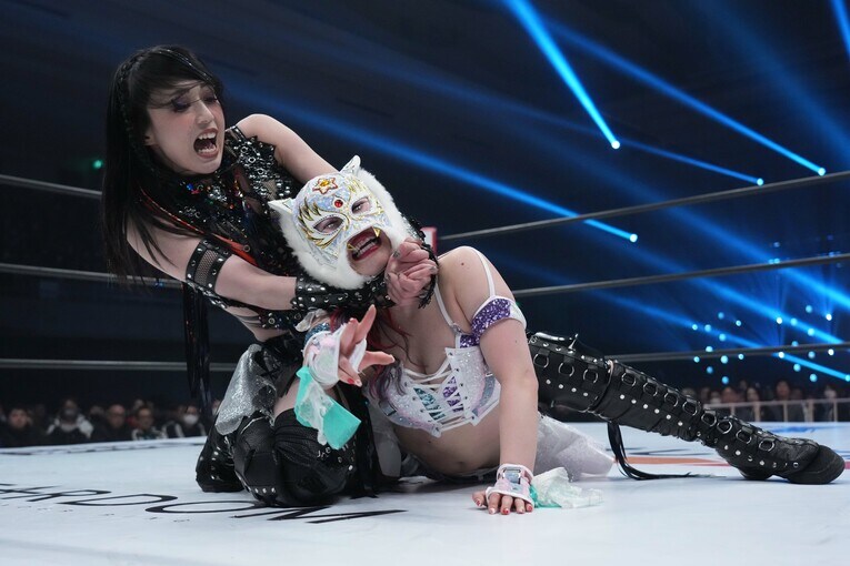 スターライト・キッドを絞め上げる上谷沙弥　©Essei Hara