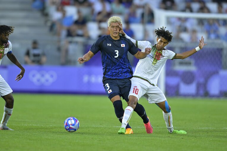 西尾隆矢はマリの10番ジドゥの手が顔に入ってもタフにマークを続けた　©Koki Nagahama/JMPA