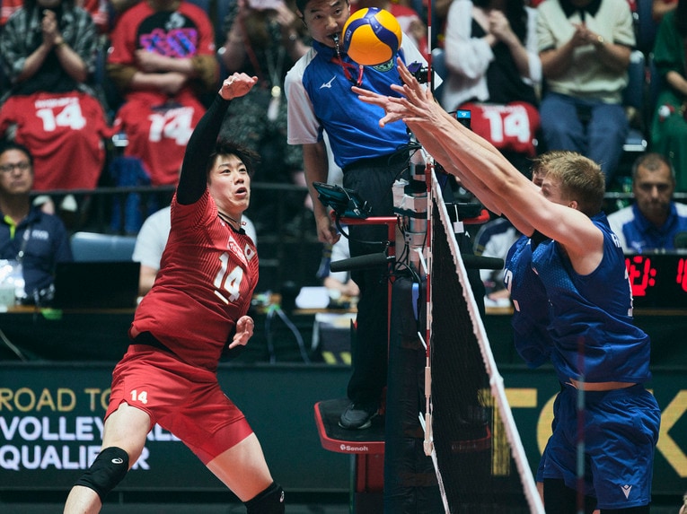 フィンランド戦の石川祐希。ちょっとしたスパイクの“ズレ”を調整できず、苦しんでいた　©︎Yuki Suenaga