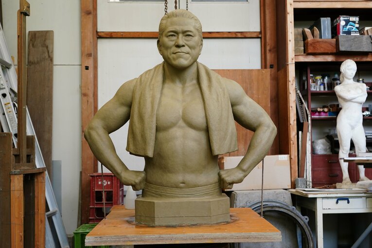 完成した粘土の猪木像の原型