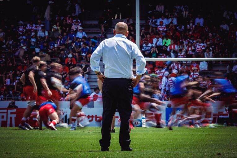 練習を見守るエディー・ジョーンズHC　©︎Kiichi Matsumoto