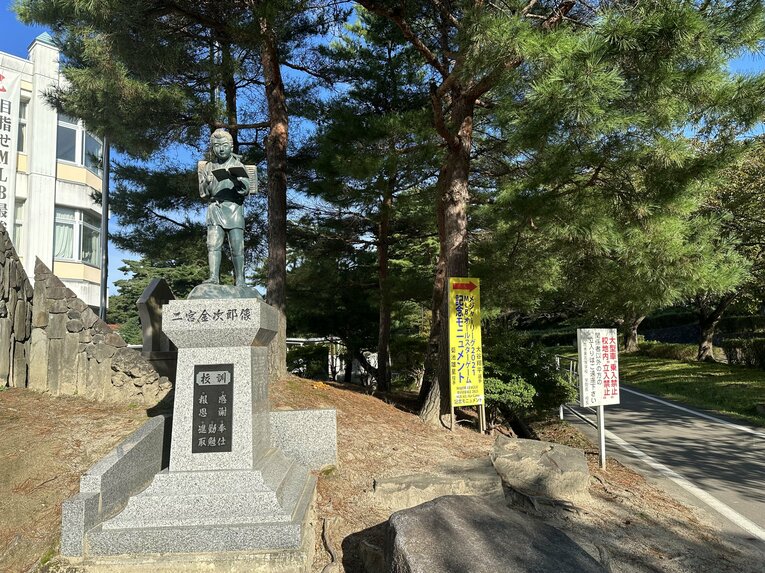 【花巻東高校】矢印のついた黄色い看板が何個もあるのでモニュメントはすぐ辿りつける　©Yuko
