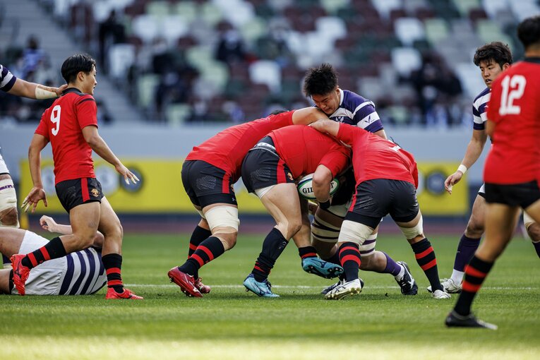 3人でボールを押し込む帝京大　©︎Kiichi Matsumoto