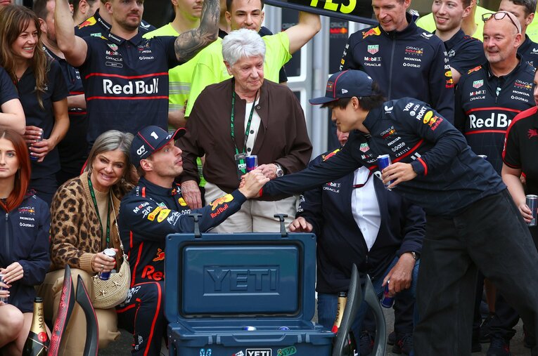 アゼルバイジャンGP決勝レース後、固い握手を交わすフェルスタッペンと角田 ／ photograph by Getty Images / Red Bull Content Pool