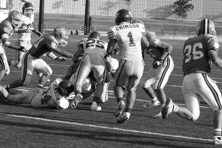 法政大のキャリアにタックルする常木（14番）／取材対象者提供