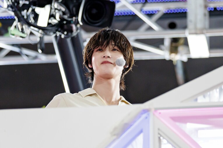 中継ブールから選手たちを見つめるK。TBSの紹介動画では自身の陸上キャリアを明かし、「中長距離が得意だった」「5000mは14分半くらい」「青春の全てを陸上に捧げた」などと語っている　©︎Kiichi Matsumoto