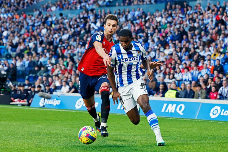 「TAKE 14」ユニ少年の期待に応えて…前髪イメチェン久保建英のW杯後ソシエダ初戦「ゴールへの気迫＋守備」を撮った〈写真多数〉(44)