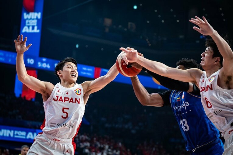 前線からのディフェンスでも活躍した河村勇輝　©︎FIBA
