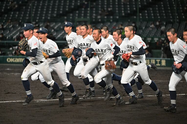 校歌斉唱後、アルプスに向けて走る大垣日大ナイン ©Hideki Sugiyama