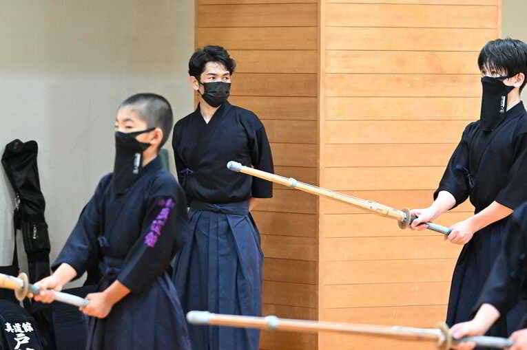 竹刀を持っての稽古を見守る戸崎総代表、一転して表情は真剣そのものに　©Keiji Ishikawa