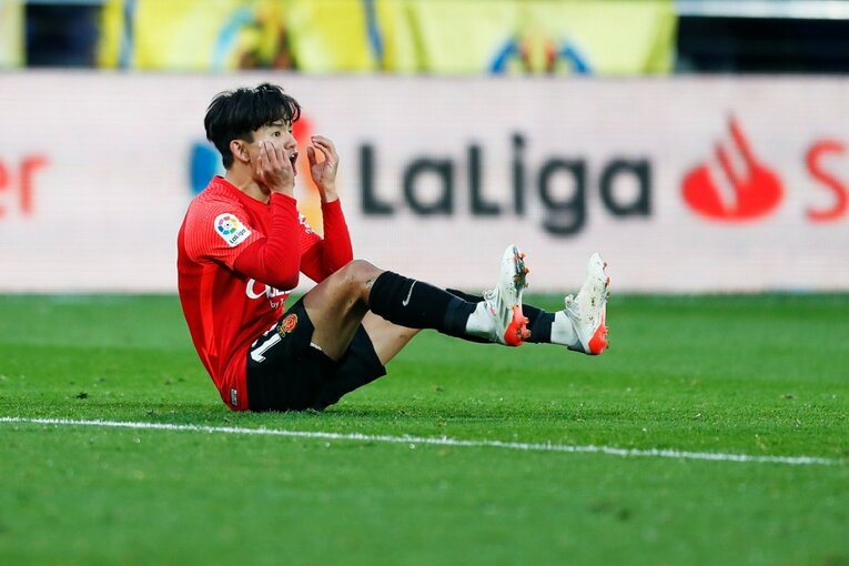 久保建英がエメリ戦術にハメられた？ “代表前の古巣ビジャレアル戦”撮影カメラマンが見た苦闘の要因〈少年ファンはユニをおねだり〉(36)