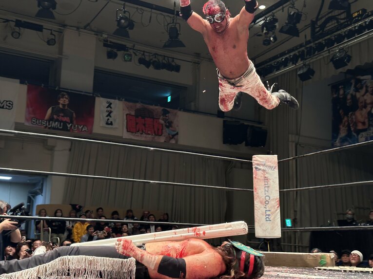 スワイプすると「エル・デスペラードvs葛西純」など激闘写真をご覧になれます　©Norihiro Hashimoto