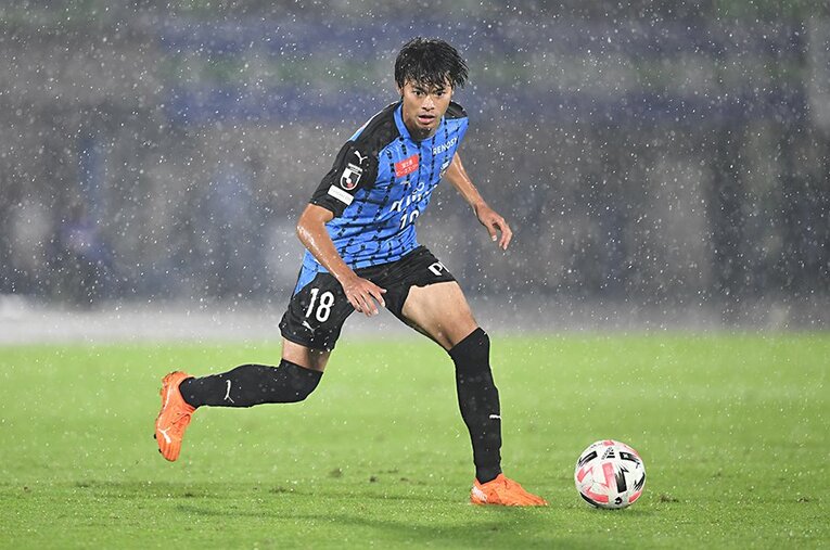 ルーキーながらリーグ9得点をマークする三笘。層が厚いフロンターレにおいても欠かせない存在となった ／ photograph by Getty Images