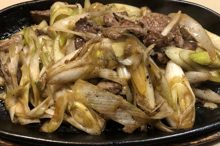 店の看板メニュー「馬力焼」はネギがいっぱい　©Essei Hara