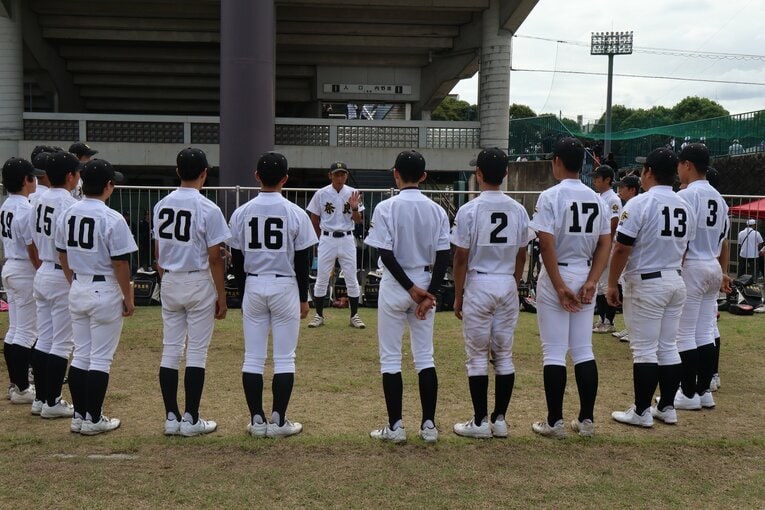 吉村貴至監督の話を聞く奈良高校ナイン　©Fumi Sawai