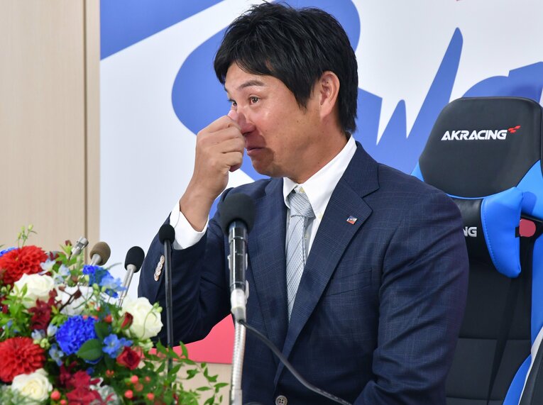 引退会見でも涙をこらえきれなかった　©JIJI PRESS
