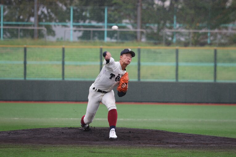 大阪桐蔭のエースを務める2年生の吉岡の投球フォーム（２／５）　©Fumi Sawai