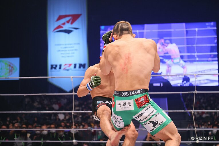 中堅戦。扇久保博正vs.堀口恭司　©RIZIN FF