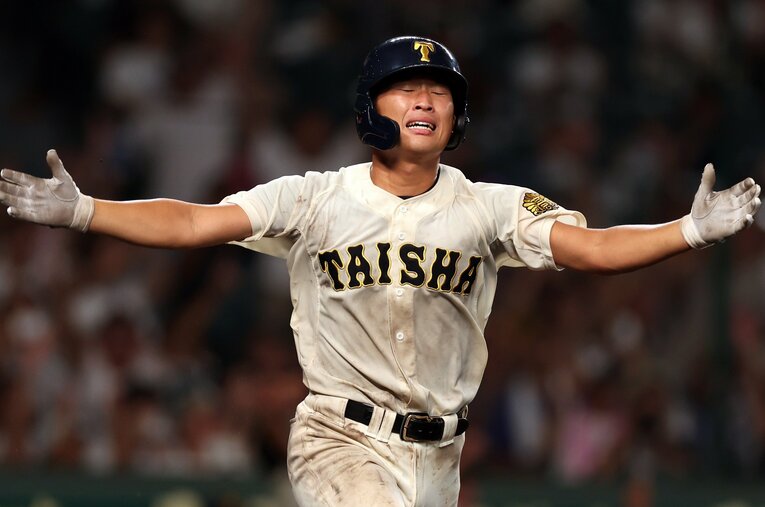 タイブレークの延長11回裏。サヨナラ打を放った大社エースの馬庭優太 ／ photograph by JIJI PRESS