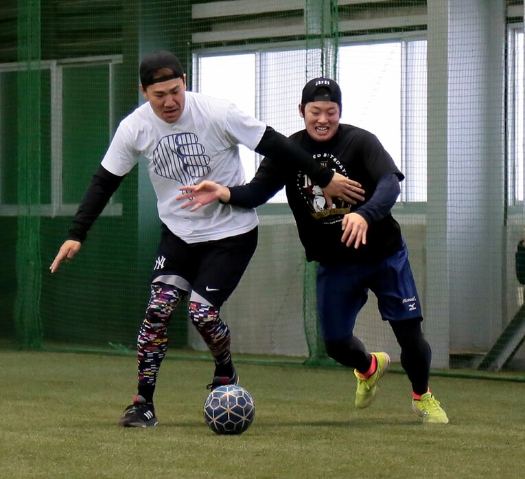 2018年の自主トレ。田中将大とサッカーボールを追う、松井裕樹　©Sankei Shimbun