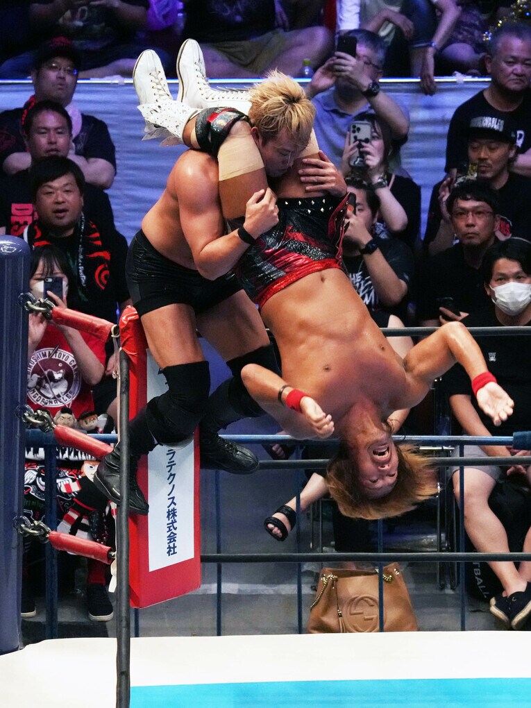 内藤哲也はフランケンシュタイナーでオカダ・カズチカを追い込む