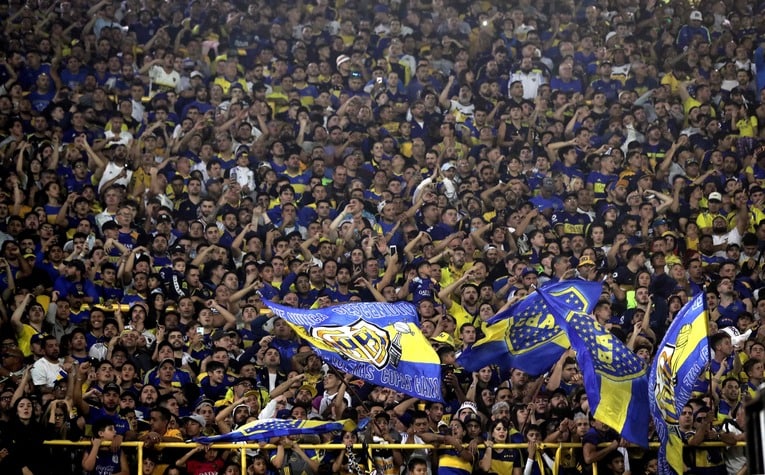 ベルグラーノ戦でのボンボネーラの観客　©AFP/JIJI PRESS