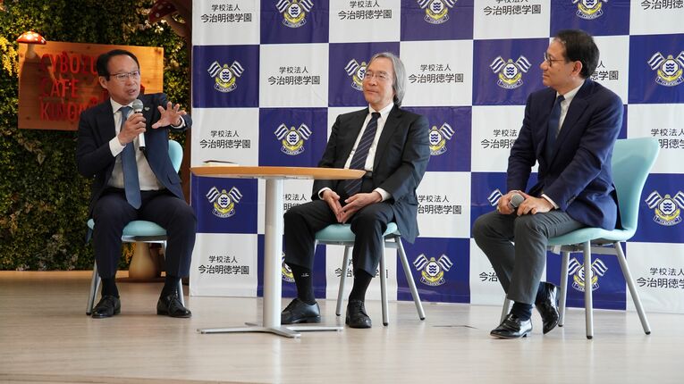 「未来を作る人財を育てる教育とは？」というテーマで語る（左から）岡田武史、東京大学教授・鈴木寛、多摩大学大学院名誉教授・田坂広志　©︎学校法人今治明徳学園