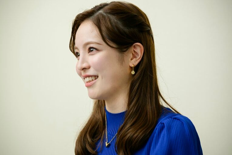 スタジオ同様の明るい笑顔で語ってくれた三宅アナ　©Hirofumi Kamaya