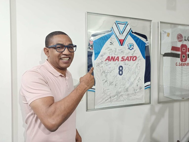 フリューゲルスのユニフォームを今も大事にしているサンパイオ　©Hiroaki Sawada