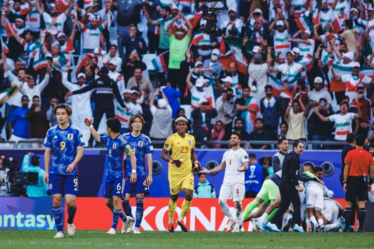 味方を鼓舞する遠藤航　©Kiichi Matsumoto