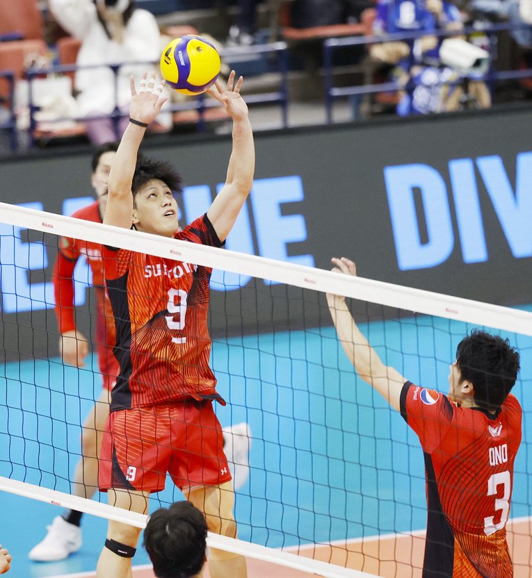 巧みなトスでサントリー攻撃陣を司ったセッター大宅　©︎KYODO