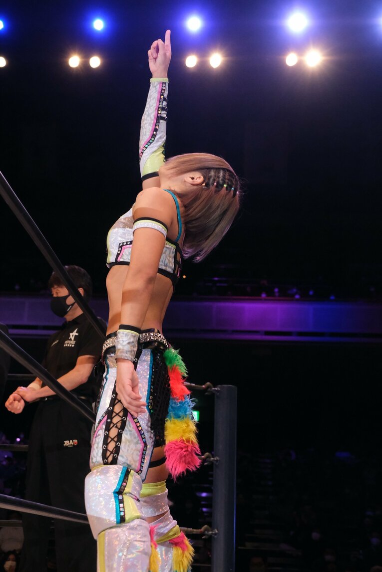 スターダム退団マッチで小波が“亡き戦友”木村花の技に込めた意味とは？ 対戦したジュリアは試合中に涙…「まだまだNEVER ENDです」(17)